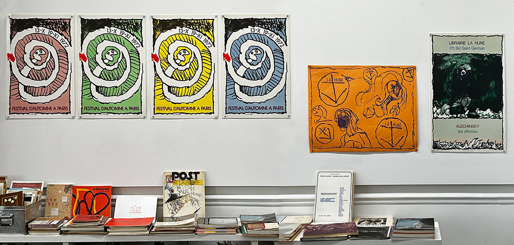 Mur d'affiches de Pierre Alechinsky à la galerie Mouvements