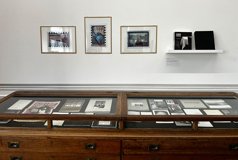 Présentation des livres, affiches et ephemera autour de Niki de Saint-Phalle et Jean Tinguely à la librairie-galerie Mouvements